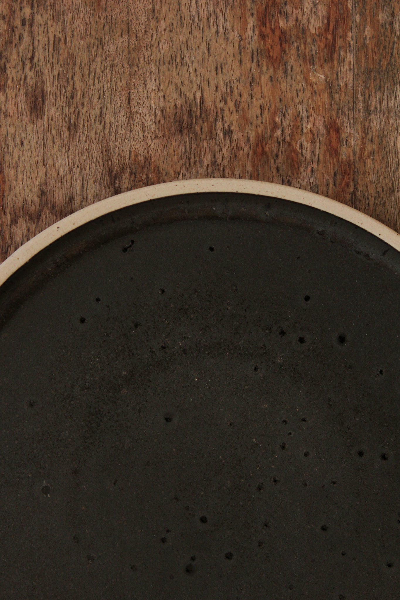 Plato da Lua |Textured Ceramic Moon Plate in Black & Beige