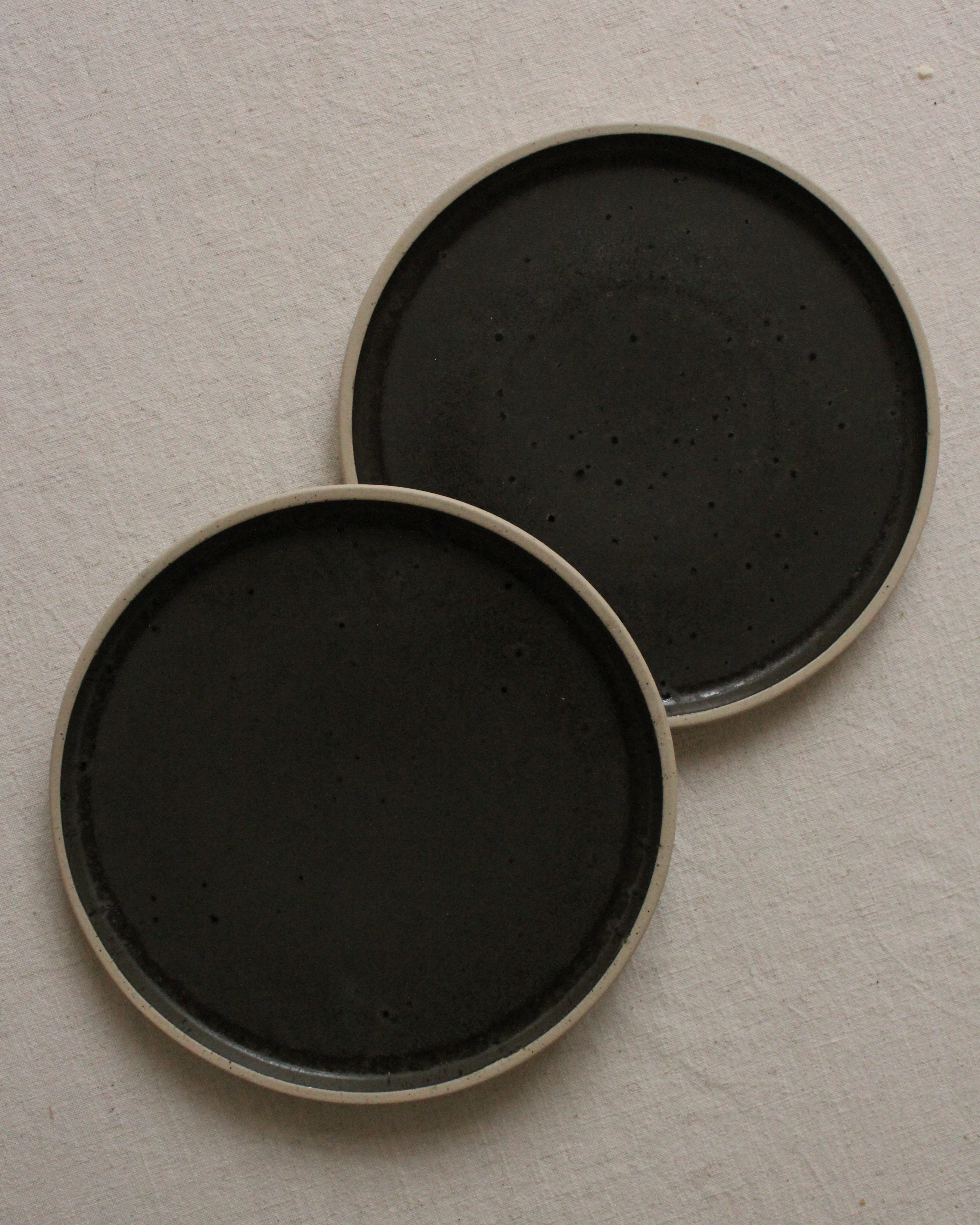 Plato da Lua |Textured Ceramic Moon Plate in Black & Beige