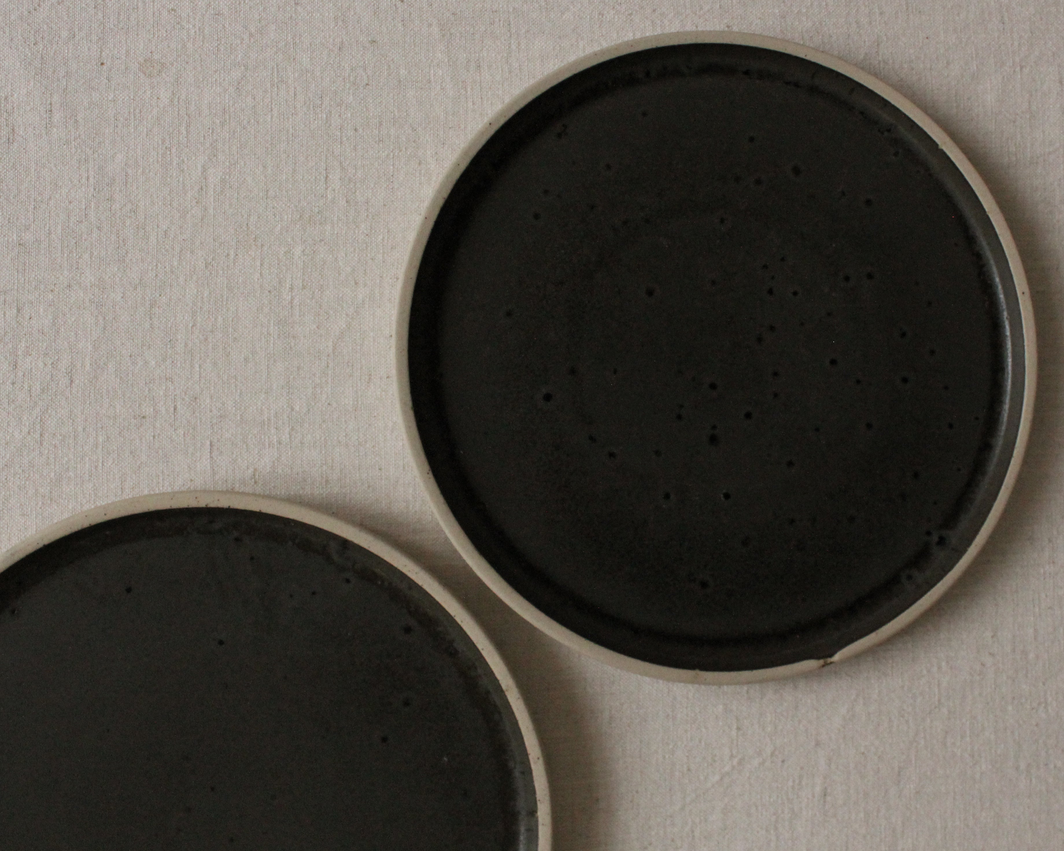Plato da Lua |Textured Ceramic Moon Plate in Black & Beige